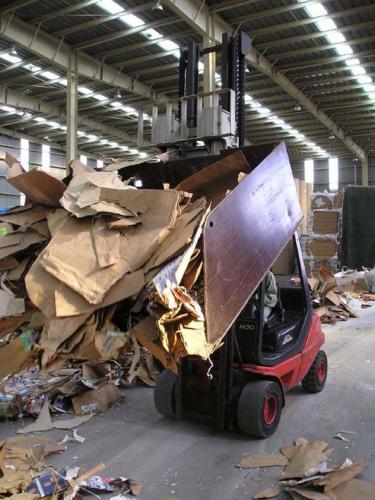 බාල්දිය සමඟ හින්ග් ෆෝක්